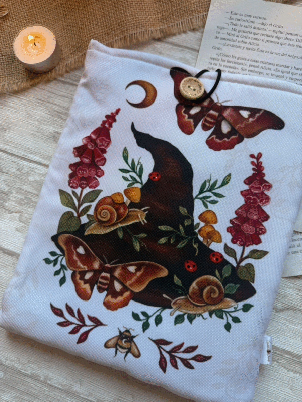 Funda de libro M " Sombrero de bruja y pequeños animales"