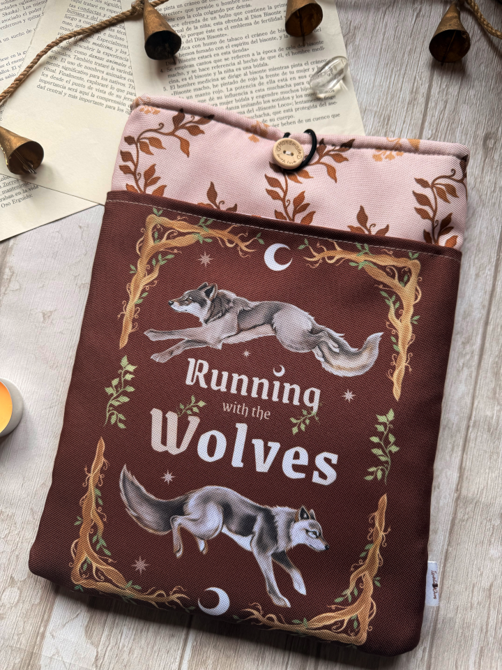 Funda de libro L " Running with the wolves"