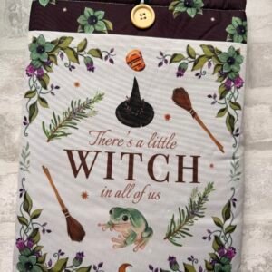 Funda de libro "There's a little Witch in all of us"